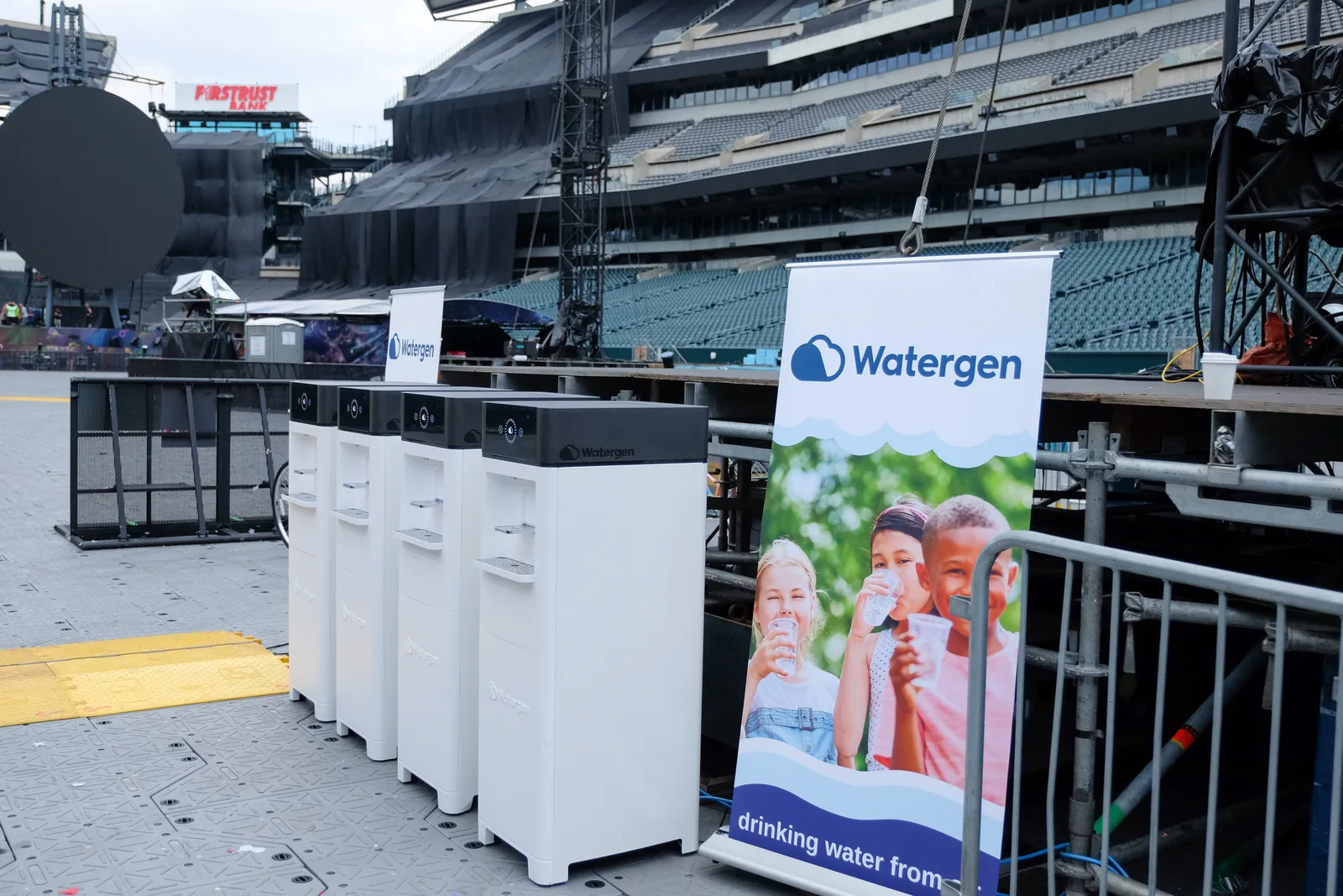 Генератор атмосферной воды Watergen. Филадельфия, Пенсильвания, США — фото 11