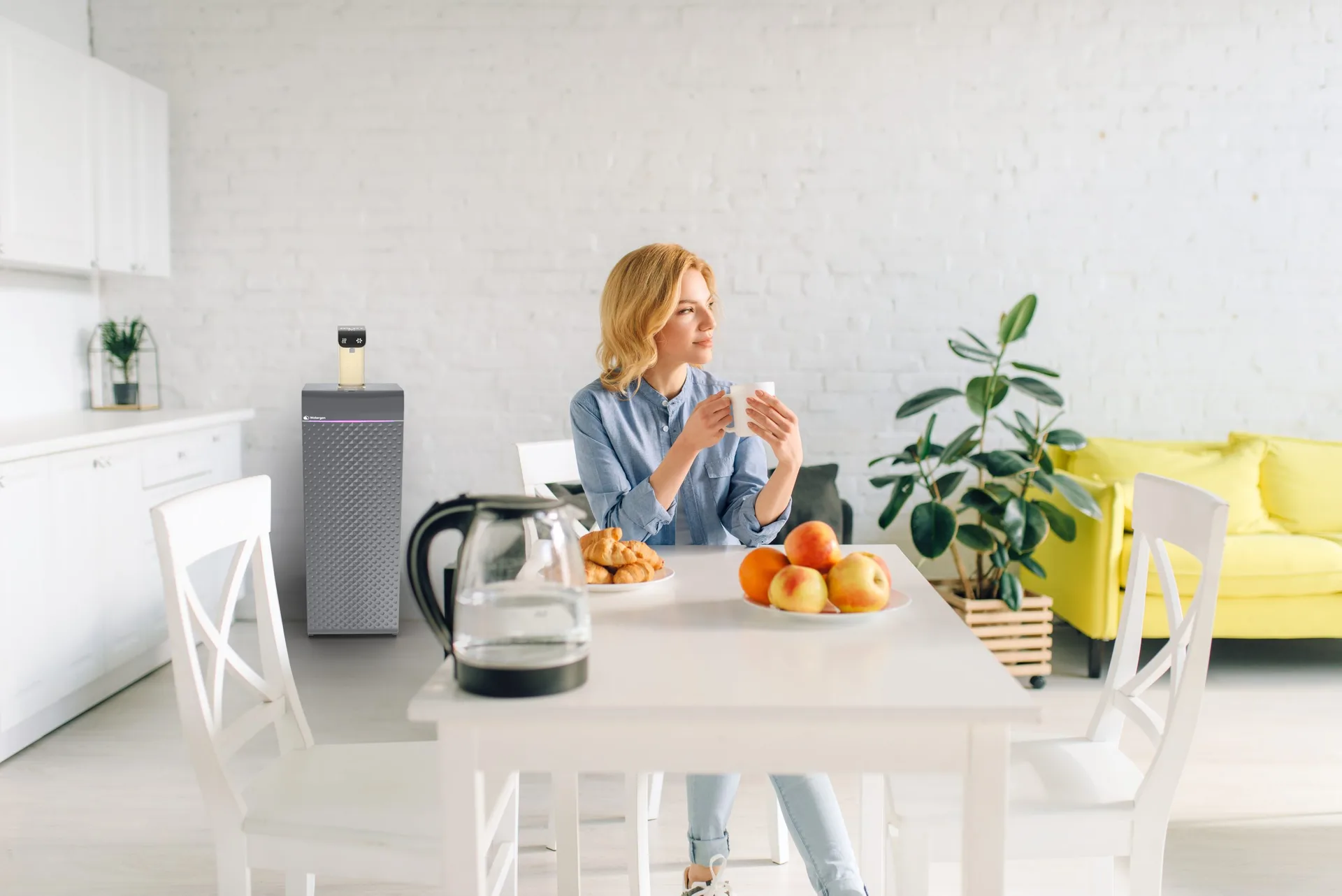GENNY Home in a bright kitchen while the family has breakfast